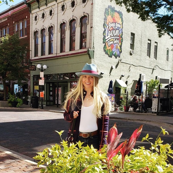 Hi, I’m Amanda! Welcome to my Poshmark closet! - Picture 7 of 8